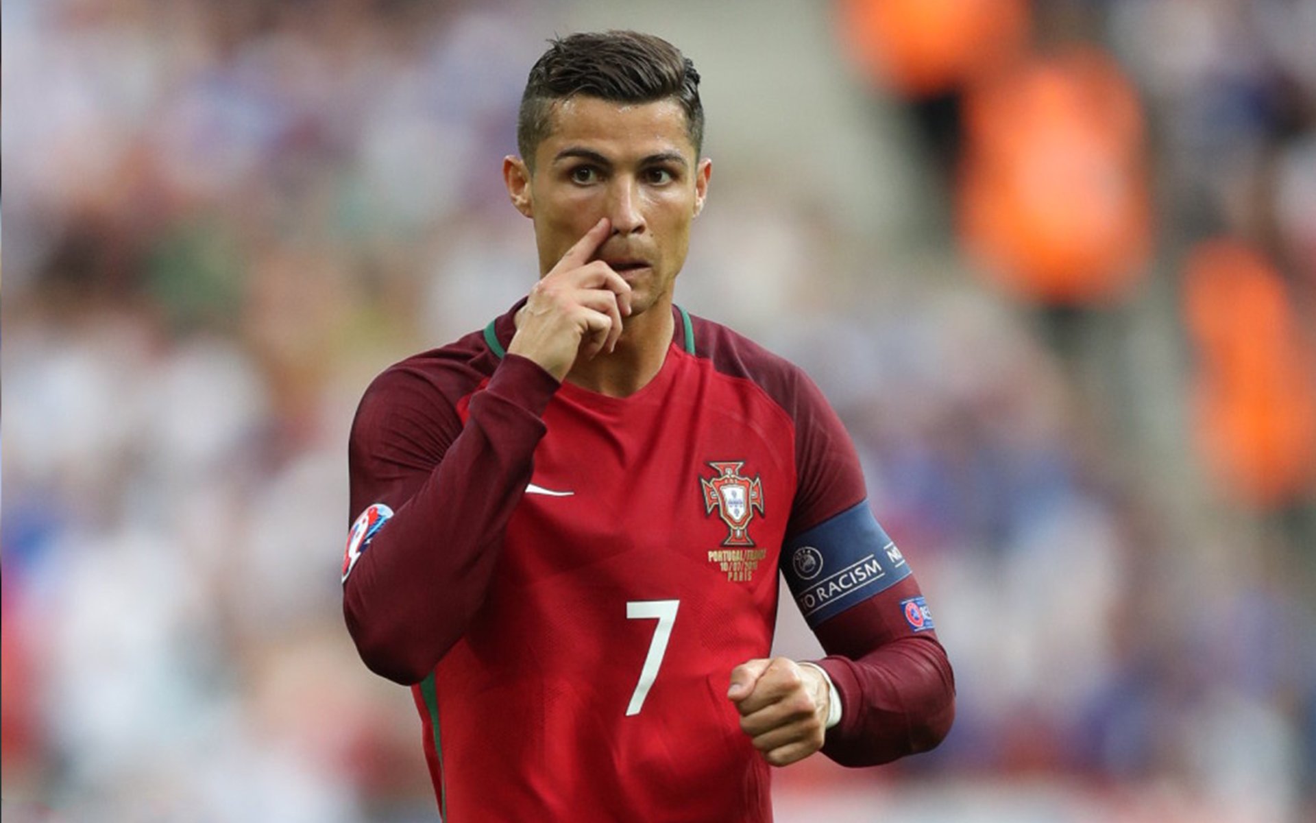 以球会友：足球公益赛事盛大举行，以球会友 以赛传情